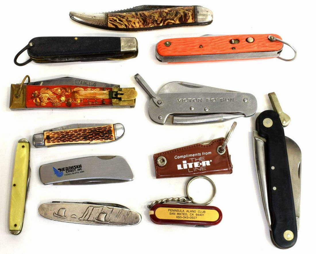 (12) FOLDING KNIVES, SCHARDE MC1, OTHERS: (lot of 12) Folding knives, including: (1) Schrade Walden MC1 parachutist knife, a straight blade and a hook blade designed to cut parachute canopy lines, orange handles with one chipped at bolster; (
