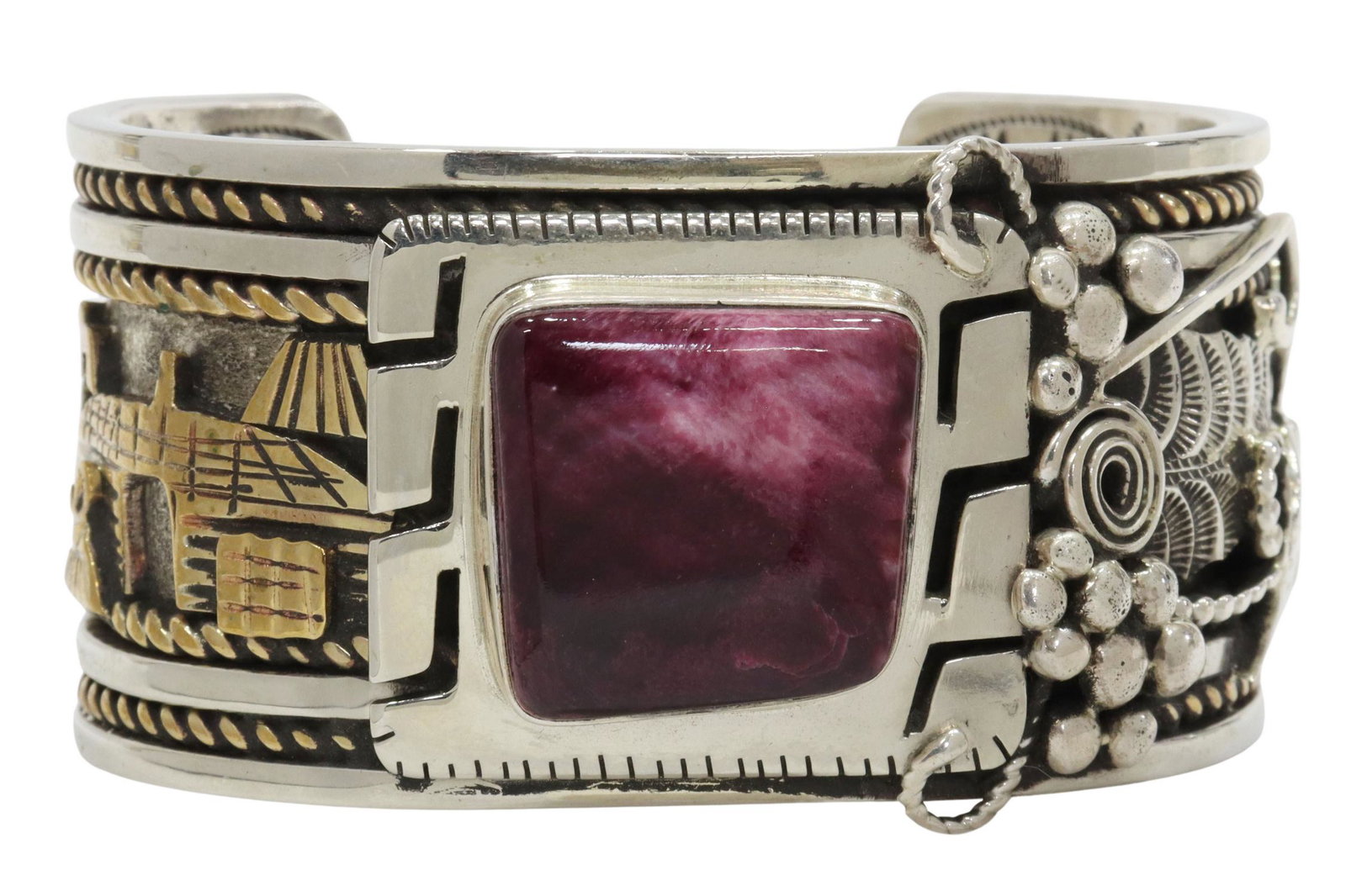 NATIVE AMERICAN STERLING & 12K GF STORYTELLER CUFF: Native American sterling silver cuff bracelet, signed RR, likely Navajo/ Dine, central bezel-set deep purple spiny oyster shell plaque, one end with 12kt gold fill overlay storyteller scene, one end w