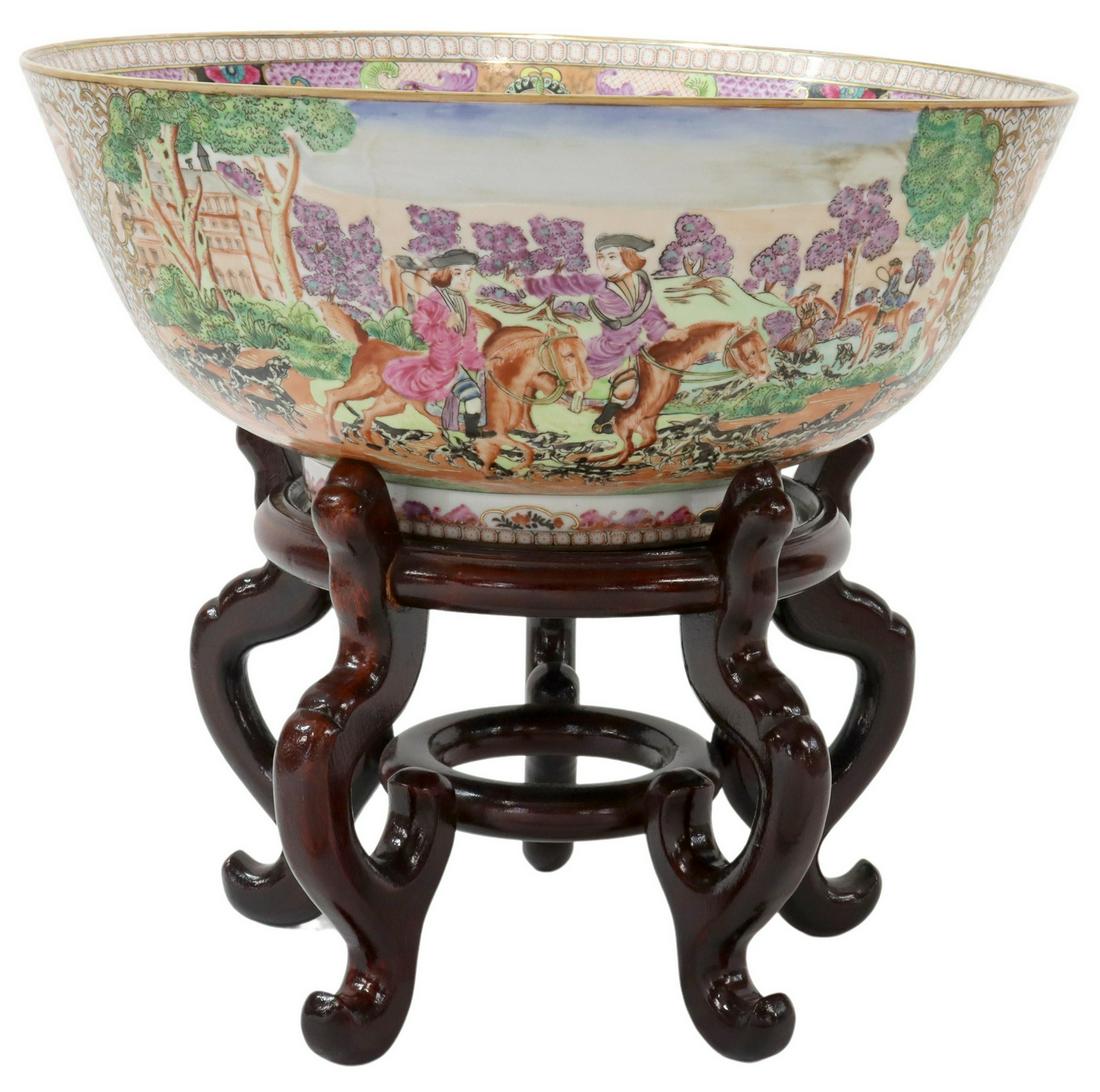 LARGE CHINESE EXPORT STYLE PORCELAIN CENTER BOWL (1 of 4)