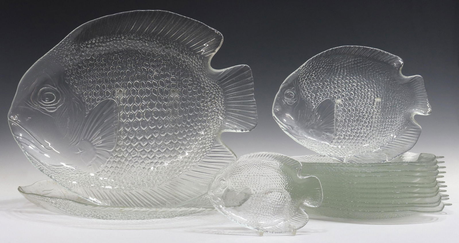 (15) FRENCH CLEAR & MOLDED GLASS FISH SERVICE (1 of 3)
