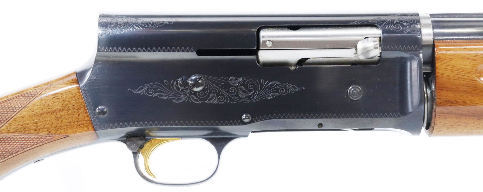 BELGIUM BROWNING AUTO 5 LIGHT 12 GAUGE SHOTGUN: Browning, Belgium made, Auto 5 Light 12 Shotgun, 12 gauge, 26.75" vent rib barrel, 2,75" chamber, modified choke, light foliate engraved receivers, gilt trigger, LOP 14.3/8", checkered gloss finish wo