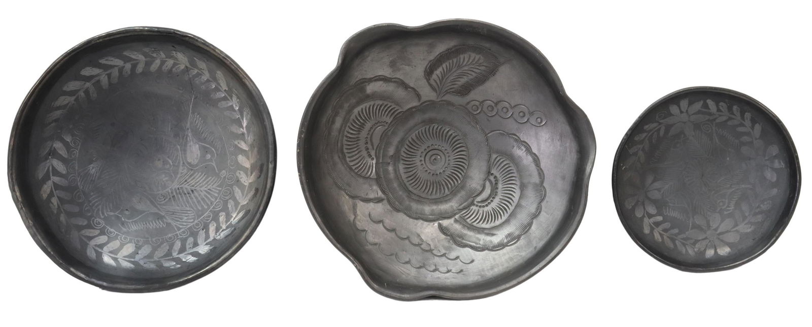 (3) DONA ROSA (D.1980) & OTHER BARRO NEGRO POTTERY: (lot of 3) Barro negro blackware pottery, including: (2) bowls, signed underfoot Dona Rosa (1900-1980), San Bartolo Coyotepec, Oaxaca, Mexico, polished birds and floral branches, largest: approx 3"h,