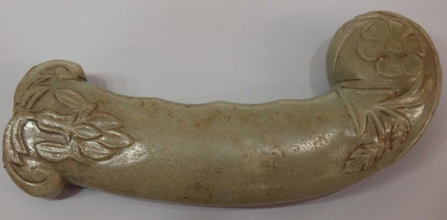 18TH C MUGHAL CARVED JADE DAGGER HILT: Mughal floral carved jade dagger hilt, 18th c., detailed on both sides, 4.75"h, 1.5"w, 198 grams Start Price: $3500.00