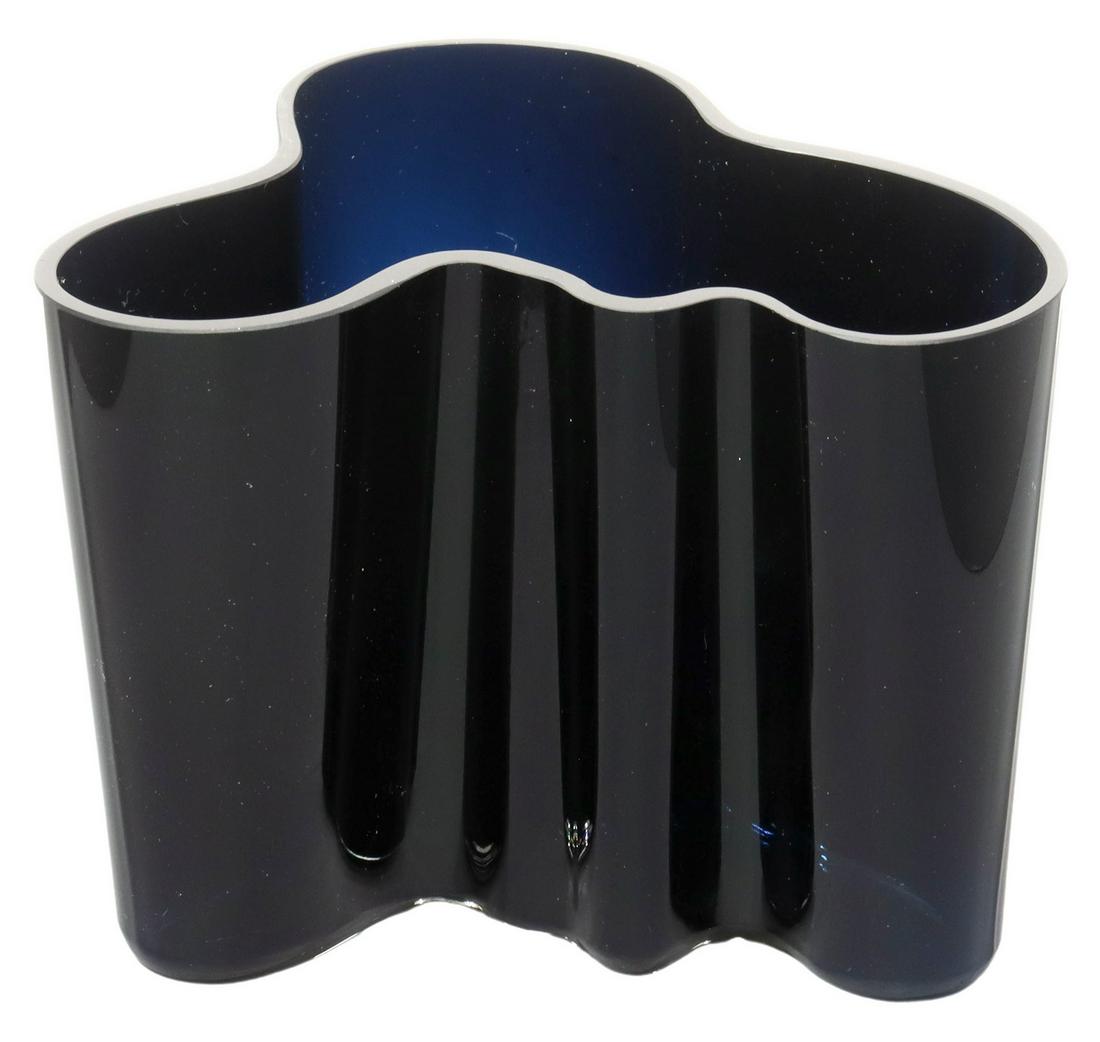 ALVAR AALTO (1898-1976) IITTALA 'SAVOY' GLASS VASE: Modernist "Savoy" glass vase, Alvar Aalto (Finnish, 1898-1976) for Iittala, Finland, having maker's mark underfoot, approx 4.5"h, 6"w, 5.25"d, 1.5lbs **Provenance: Founded by interior designer Courtne