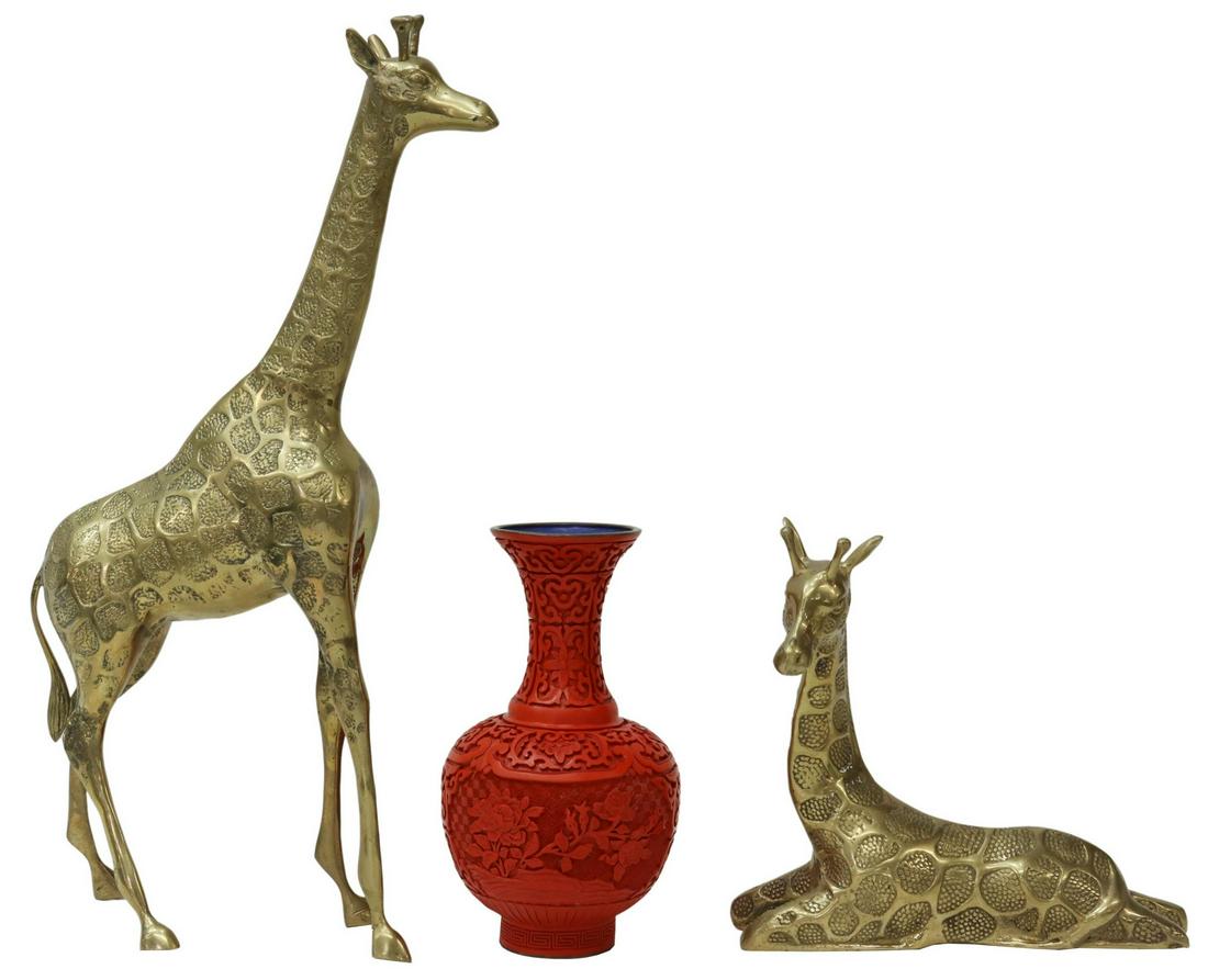 (3) DECORATIVE TABLE ITEMS, VASE & GIRAFFE FIGURES (1 of 6)