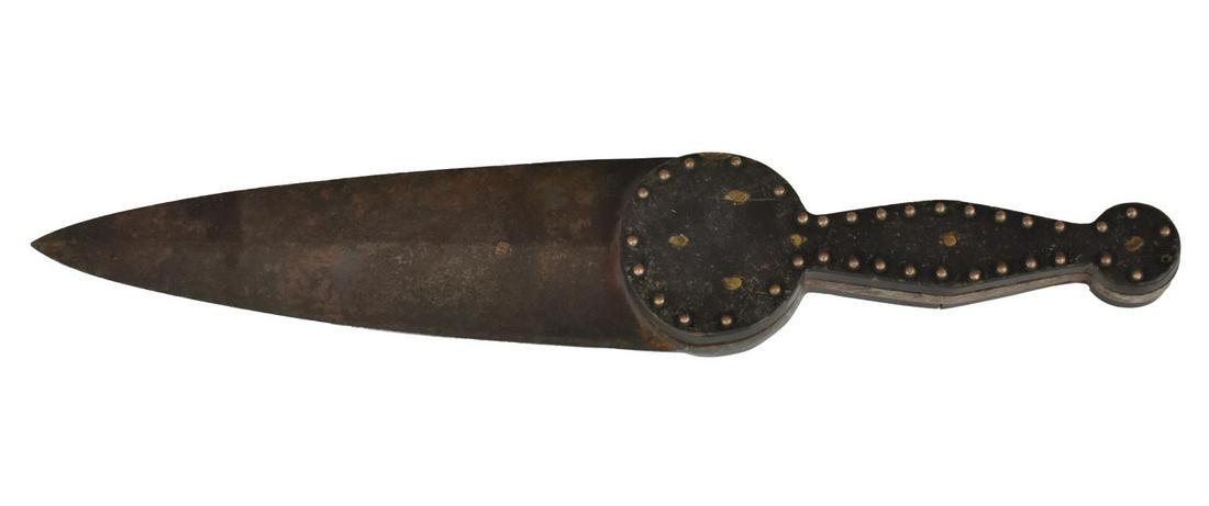 HUDSON BAY COMPANY (ATTRIB.) REPLICA DAG KNIFE: Replica dag knife, contemporary, stamped HB to blade (attributed to Hudson Bay Company), handle likely horn, with nailhead trim, split to one side of handle, blade: approx 6.75"l, overall: approx 13"l