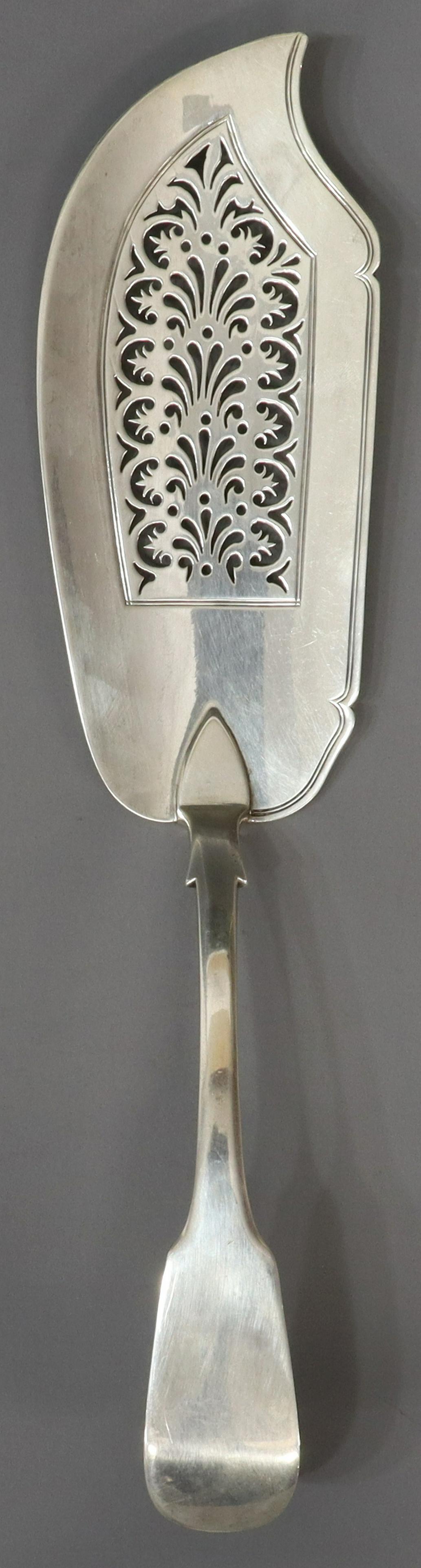 ENGLISH GEORGE IV STERLING FISH SERVING KNIFE (1 of 2)