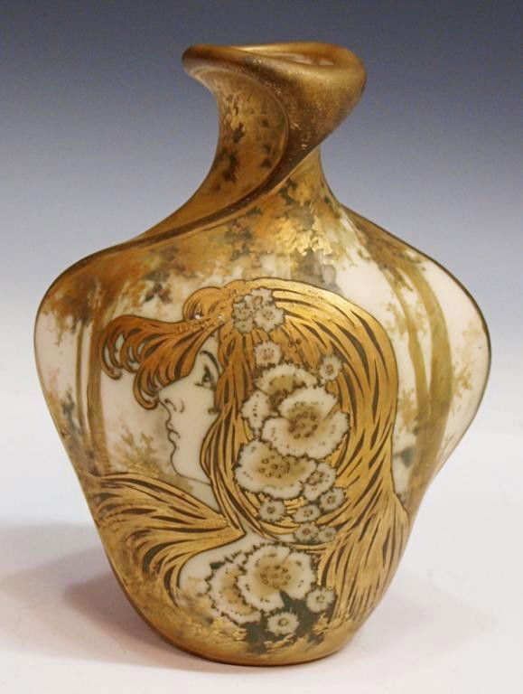 RSTK TURN-TEPLITZ 'AMPHORA' GILDED PORTRAIT VASE: An 'Amphora' Riessner, Stellmacher & Kessel Turn-Teplitz Art Nouveau portrait vase, a maiden in profile with daisies in her hair on one side, the other showing a forest, heavily gilded overall, red RS