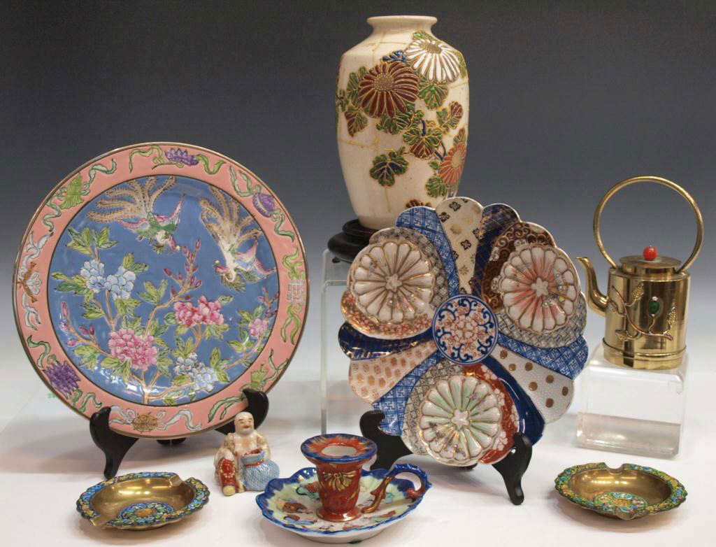 COLLECTION OF CHINESE & JAPANESE CERAMICS & BRASS: (lot of 8) Collection of Chinese and Japanese ceramics and brass decorative objects, 19th and 20th c., pieces include (1) Japanese Imari plate finely decorated with gilded accents, 8.5"diam, (1) heavi