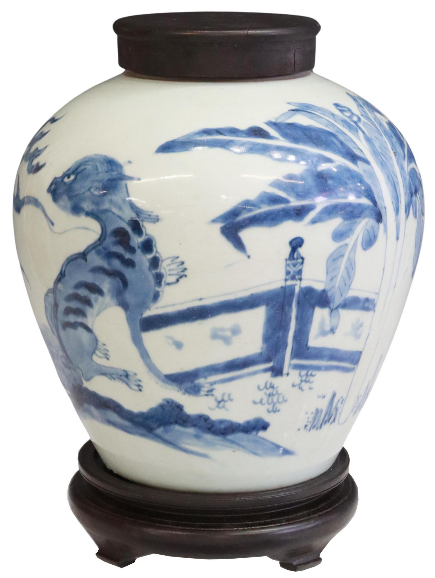 CHINESE GLAZED PORCELAIN LIDDED FOO LION JAR (1 of 4)