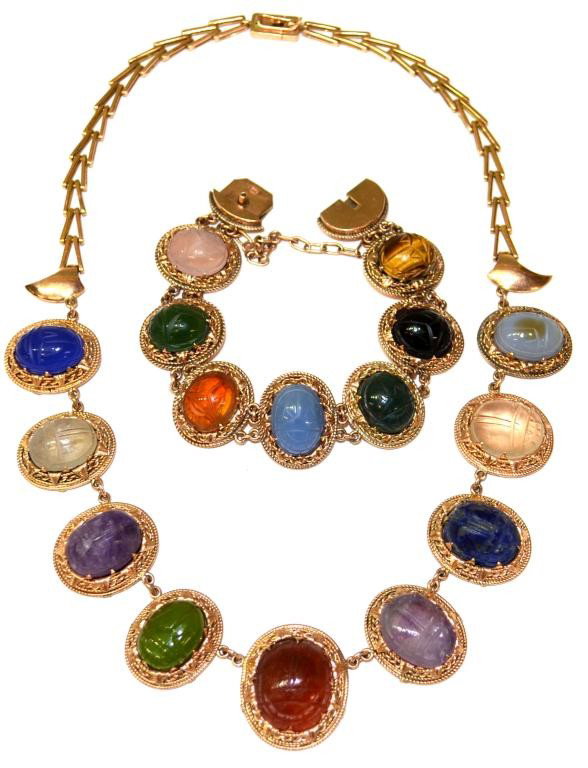 ESTATE VINTAGE GOLD & GEM SET SCARAB JEWELRY SUITE: (suite of 2) Ladies vintage rose gold carved multi-stone scarab jewelry suite, comprising: (1) 14K gold necklace with (9) oval carved gemstone scarabs including dyed blue chalcedony, colorless quartz,