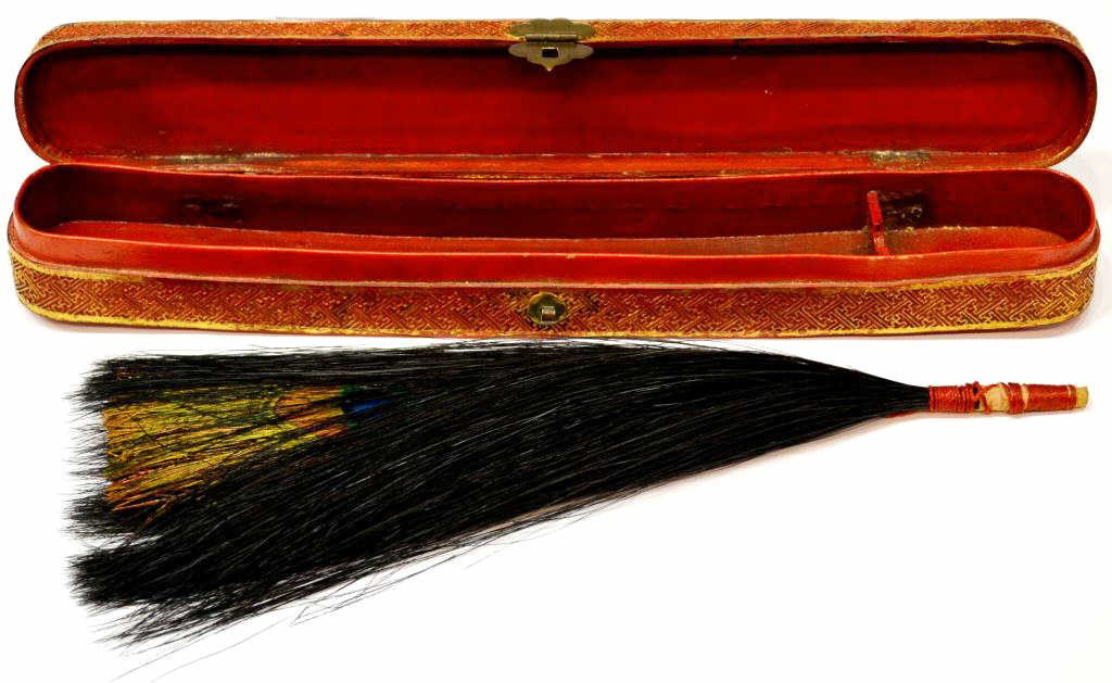 A MANDARIN'S SINGLE PLUME PEACOCK FEATHER IN BOX: A Mandarin's single plume peacock feather (ling-zhi) ornament for a semiformal mandarin court hat (Note: the peacock feather was a distinction awarded by the throne for meritorious service) with origi