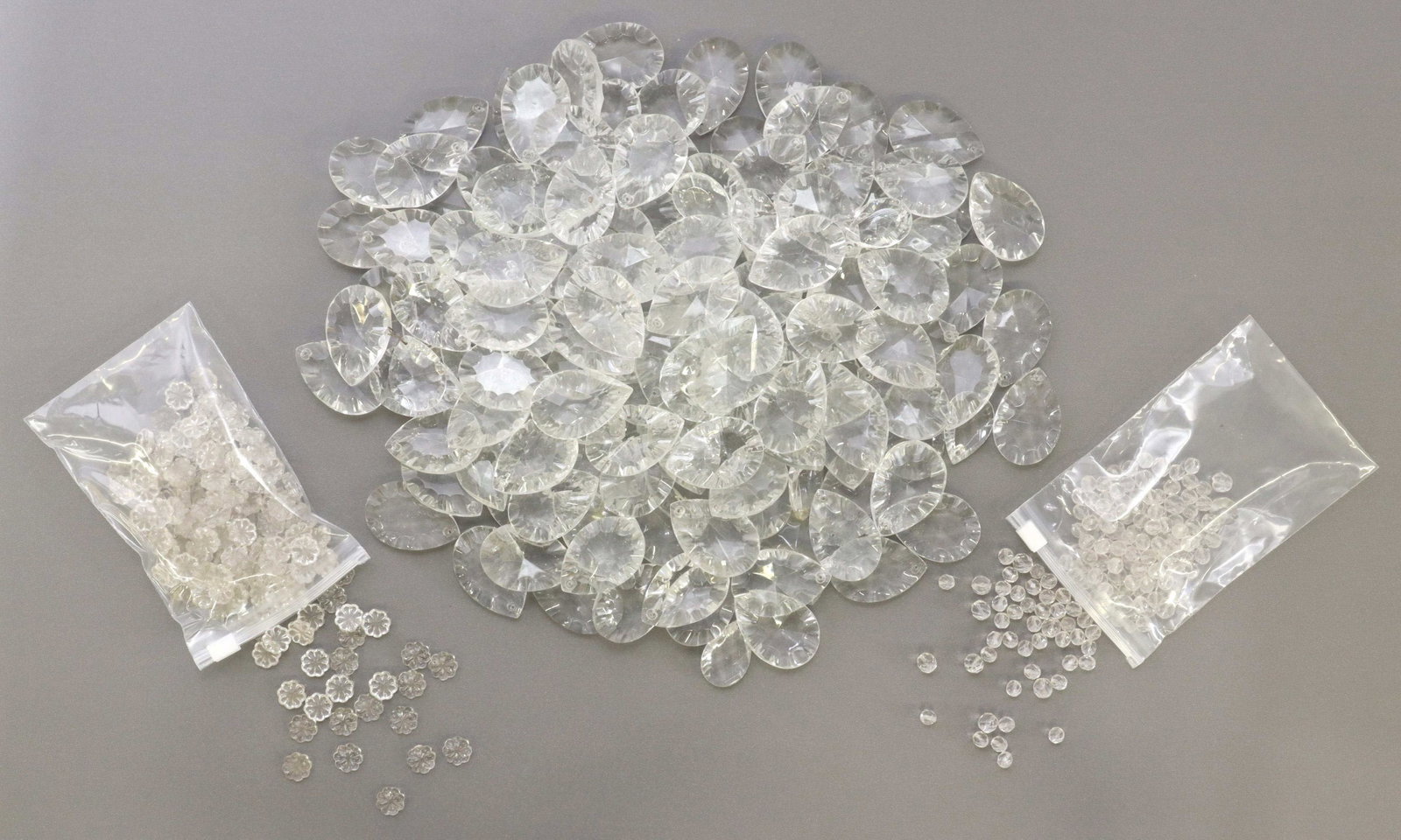 (LOT) CRYSTAL CHANDELIER PENDALOGUES & DROPS: (lot) Italian cut crystal chandelier pendalogues and drops, parts and pieces, including: faceted teardrop pendalogues, floral beads, circular beads, some with small chips, largest: approx 2"h, 1.5"w, 