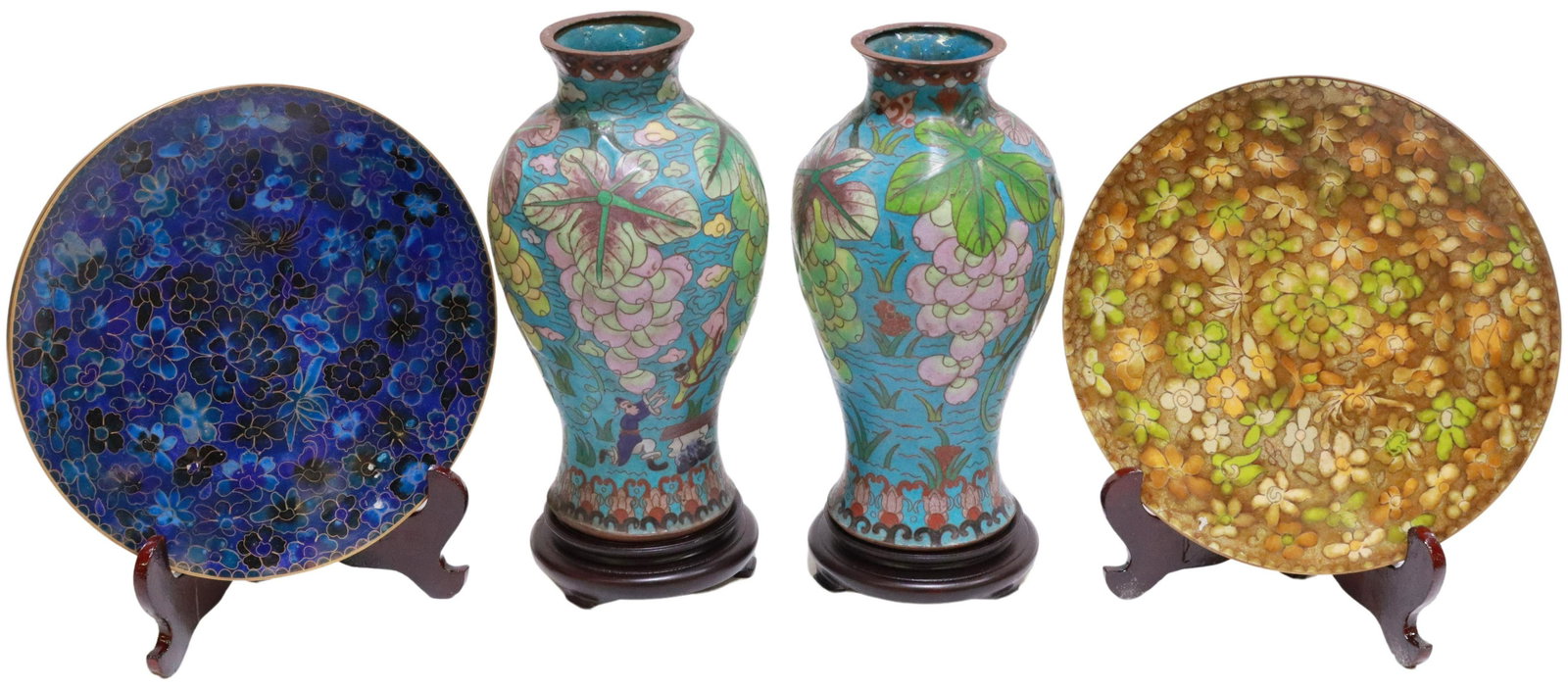 (4) CHINESE CLOISONNE ENAMEL FLORAL VASES & PLATES: (lot of 4) Chinese cloisonne enamel vases and plates, including: (2) vases, each with narrow neck, flared body, grape and floral motif throughout, (one) also depicting figures, each accompanied by woo