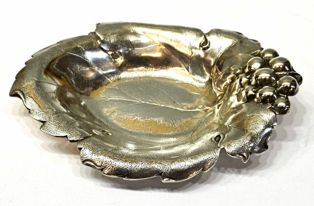 AMERICAN GRAPE LEAF FORM STERLING SILVER DISH: American sterling silver bowl, Watson Company, Attleboro, Massachusetts, in the form of a grape leaf with grapes at one end, 7.25"l, 5"w, 3.45ozt Start Price: $80.00