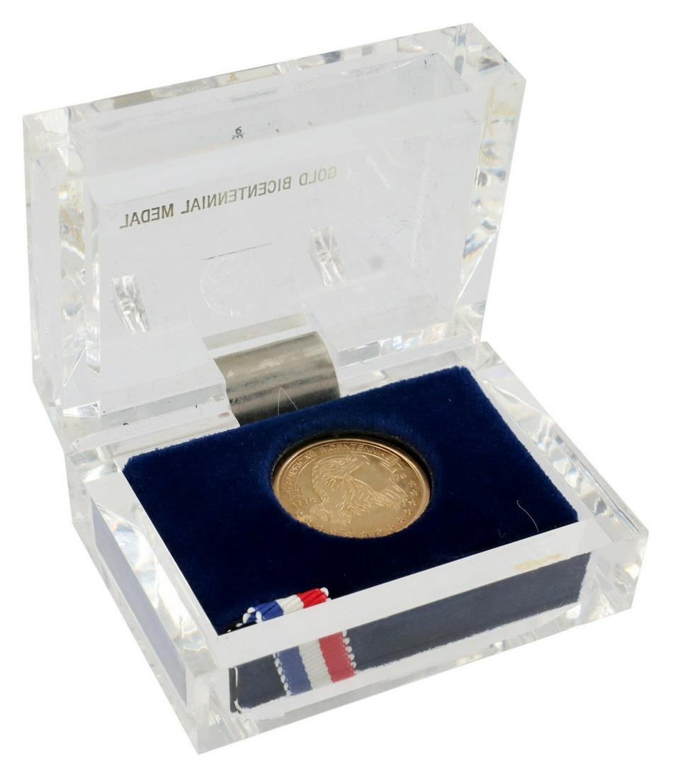 DANBURY MINT BICENTENNIAL 14K GOLD MEDAL, 3.29 G: Bicentennial 14kt yellow gold medal, issued by The Danbury Mint, c.1976, no. 11,698, accompanied by box and registration certificate, medal only: 3.29 grams Start Price: $60.00