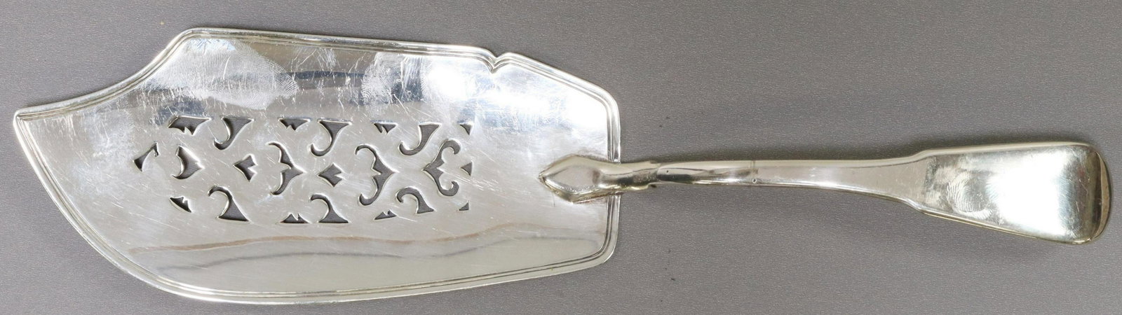 ENGLISH GEORGIAN STERLING FISH SERVING KNIFE: English George III sterling silver fish serving knife/ slice, maker's initials RM in rectangular cartouche, c.1810, with pierced blade, fiddle back handle, London hallmarks, approx 11.5"l, 4.58ozt **P