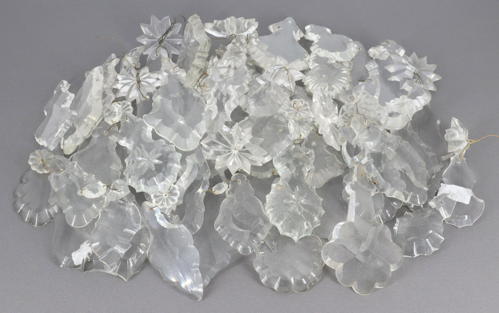 (LOT) CHANDELIER PARTS CRYSTAL PENDALOGUES (1 of 2)
