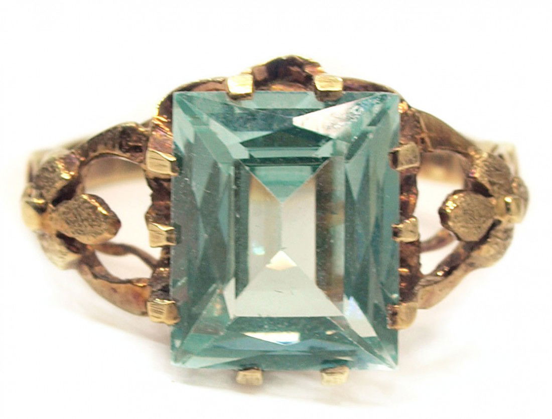 LADIES 14KT GOLD & SYNTHETIC SPINEL ESTATE RING: Ladies vintage estate ring, the 14kt gold setting with open work and floral accented shoulders holding a synthetic spinel , 2.75 grams (inclusive of gem), size 5.25-5.5 Start Price: $50.00