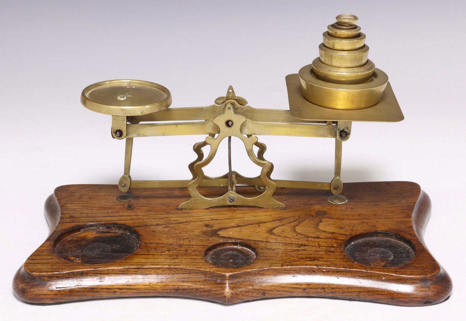 ENGLISH BRASS & OAK POSTAL SCALE & WEIGHTS (1 of 4)