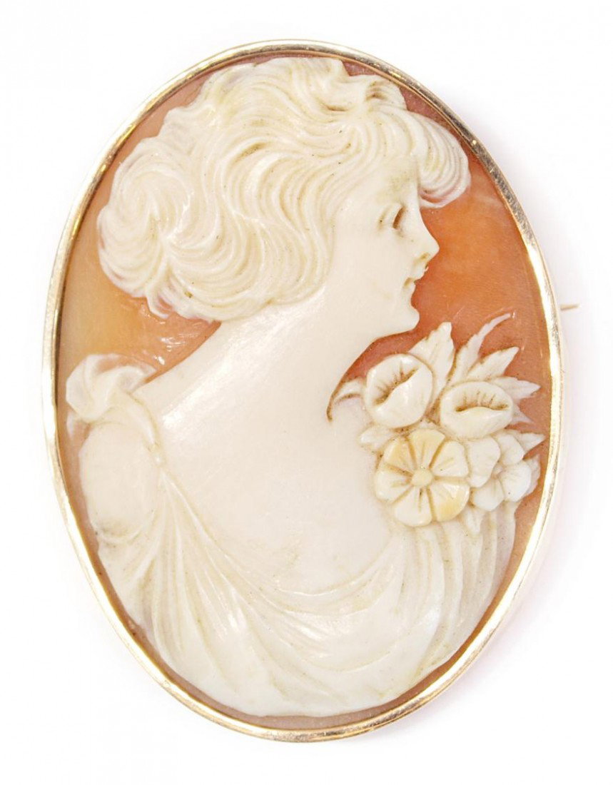 CARVED CAMEO SHELL BROOCH IN GOLD FRAME: Carved cameo shell brooch, the profile of a beauty, oval set within a gold frame, 1.5"l, 1.25"w, 9.5 grams total Start Price: $80.00