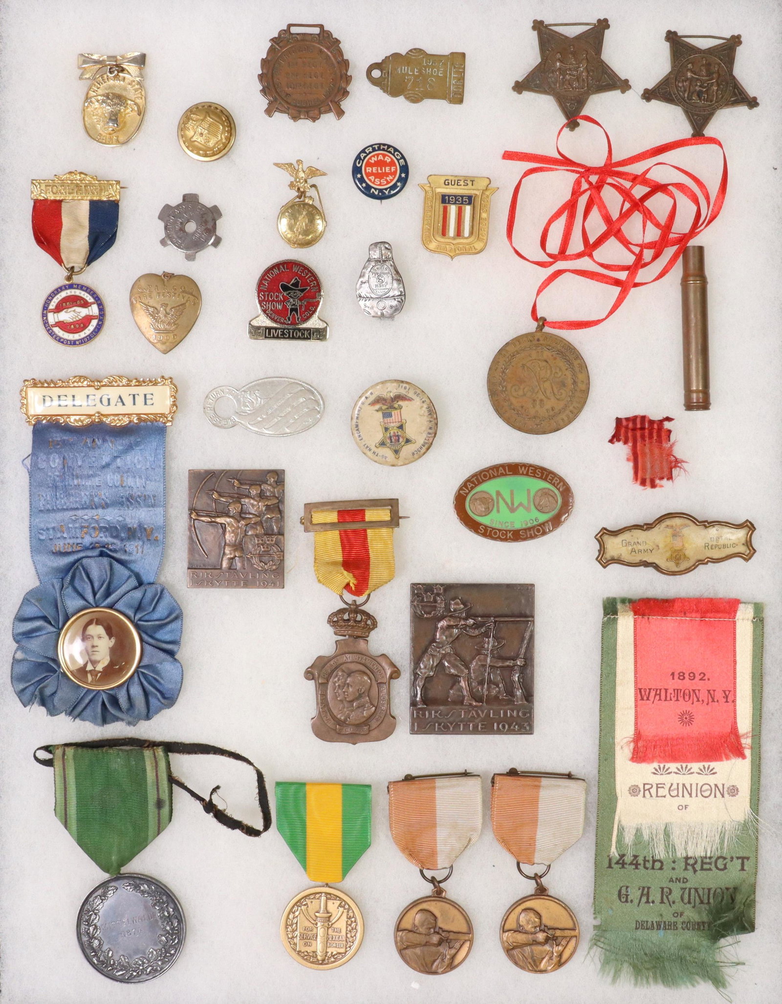(27) BADGES, GAR MEDALS, US ARMY, FOREIGN: (lot of 27) Various badges, some advertising, some foreign, GAR medals from 1866, 1892, 1898, 1908 War Maneuvers, US Army medal "For Service on the Mexican Border," more, housed in Riker box, 16.5" x 