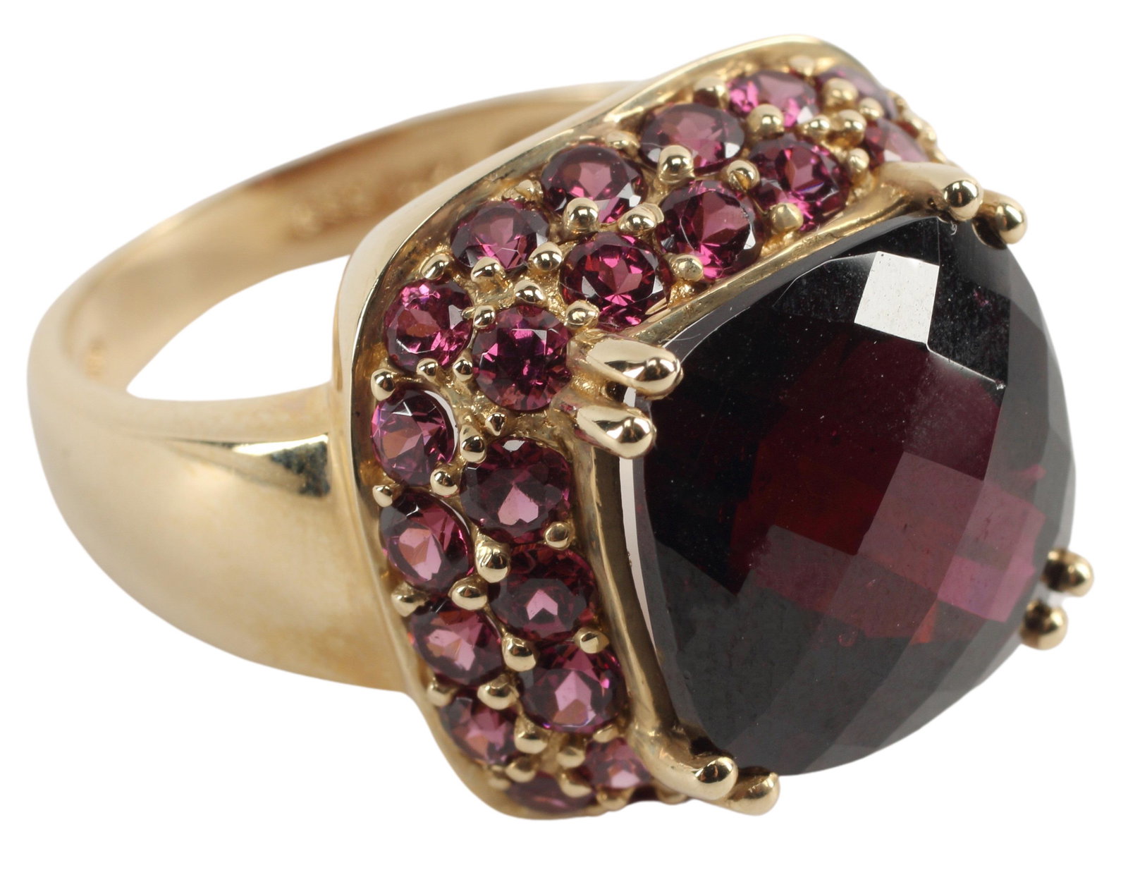 ESTATE 14KT YG ALMANDINE & RHODOLITE COCKTAIL RING: Estate 14kt yellow gold and garnet cocktail ring, center faceted Almandine garnet, approx 10.69ct, in a surround of small round Rhodolites, approx 1.80cttw, hallmarked 14K 585, approx size 7, 8.4 gram