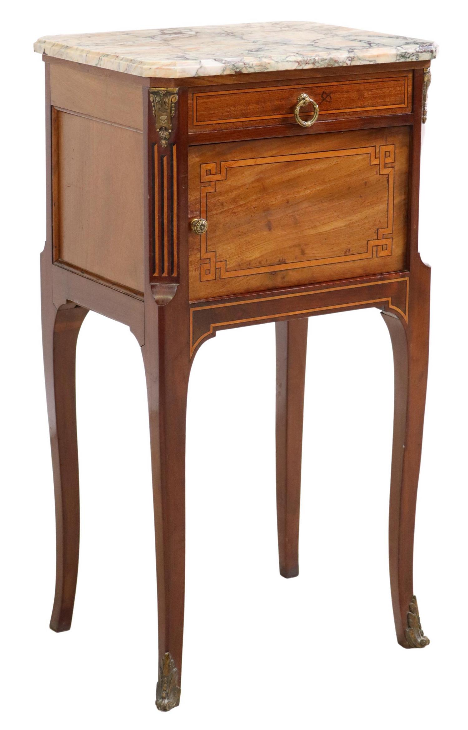 FRENCH LOUIS XV STYLE MARBLE-TOP BEDSIDE CABINET: French Louis XV style marble-top nightstand, early 20th c., case with marquetry fluting, single drawer over cabinet door, opening to porcelain liner, rising on transitional cabriole legs, ending in fr