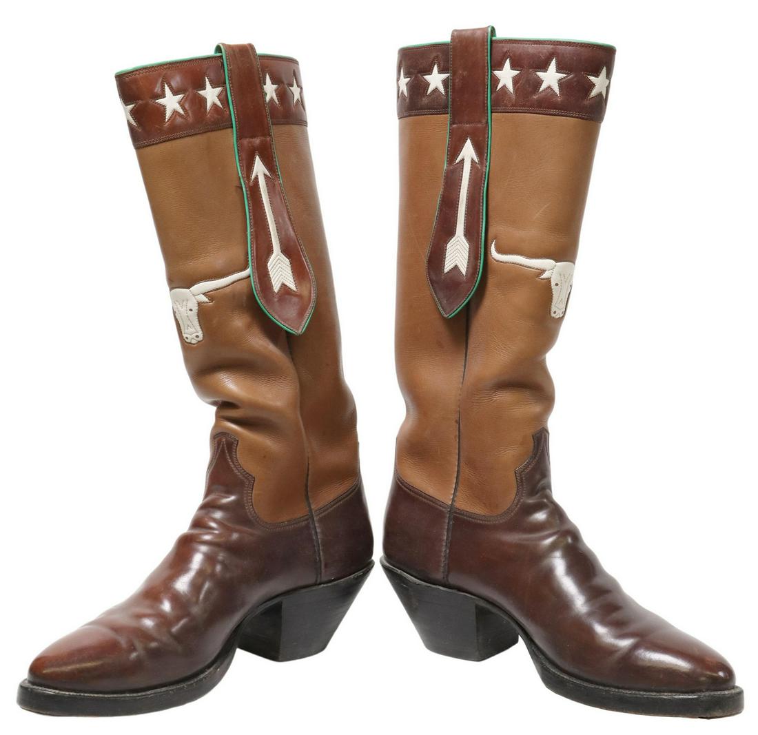 (PR) WHEELER BOOT CUSTOM LONGHORN COWBOY BOOTS: (pair) Custom made wingtip cowboy boots, no tag, likely Wheeler Boot Company, Houston, Texas, multi-leather boot with green piping, stitched shaft and arrow design, white longhorn to front, heel with 