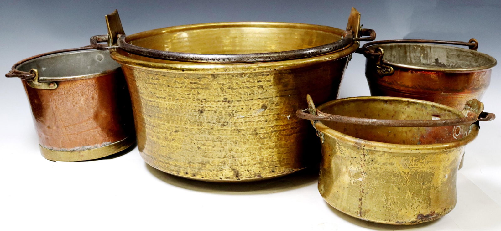 (4) FRENCH COPPER & BRASS KITCHENWARE POTS: (lot of 4) French copper and brass kitchenware, each with iron swing handle, including: (1) large brass cauldron, approx 11"h, 20.5"diam; (2) copper pots, with brass trim, largest: approx 9.5"h, 11"di