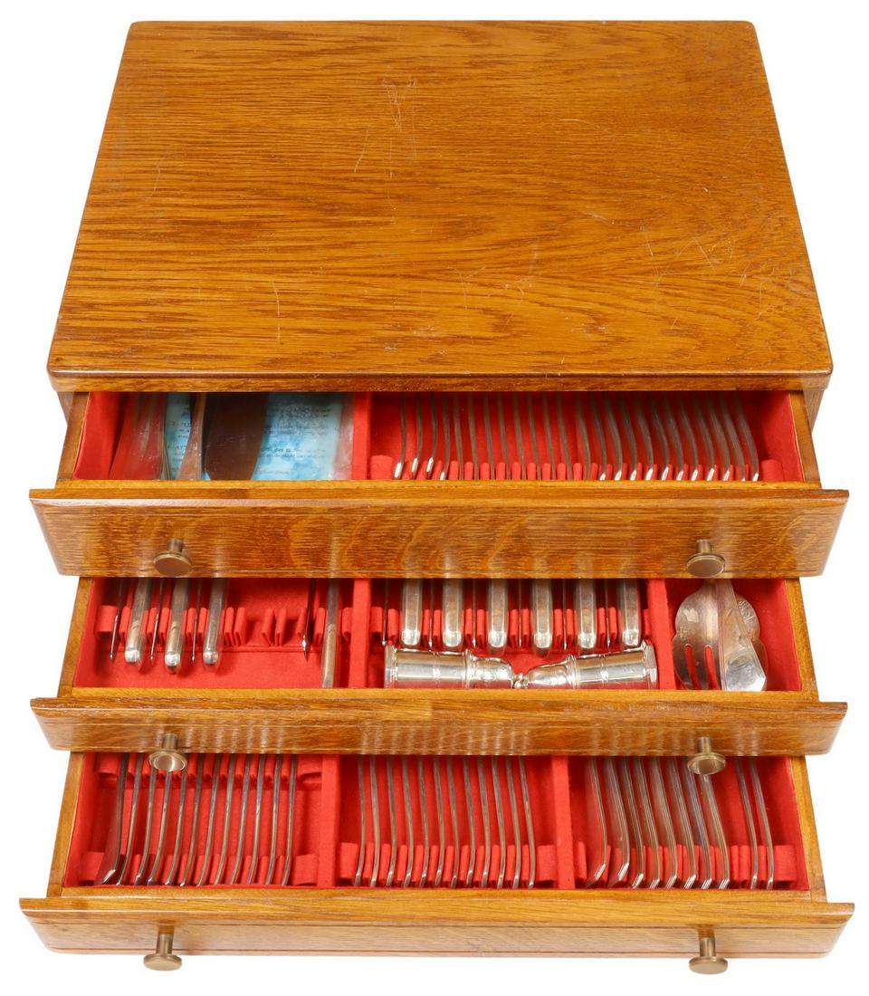 (106) CHRISTOFLE 'AMERICA' SILVERPLATE FLATWARE: (lot of 106) French silverplate flatware service, Orfevrerie Christofle, in the "America" pattern, including: (12) hollow handle knives, 9.75"l, (12) fish knives, 7.75"l, (6) hollow handle dessert kni