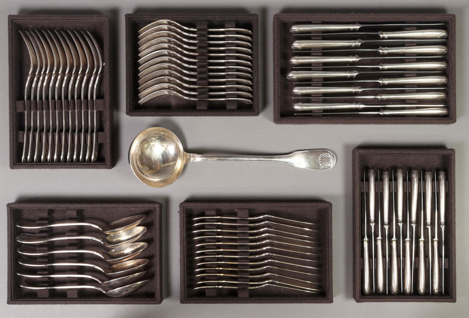 (67) CHRISTOFLE 'VENDOME' SILVERPLATE FLATWARE SET: (lot of 67) French silverplate flatware service, Orfevrerie Christofle, in the "Vendome-Arcantia" pattern, including: (12) hollow handle knives, 9.75"l, (12) hollow handle dessert knives, 7.75"l, (12)