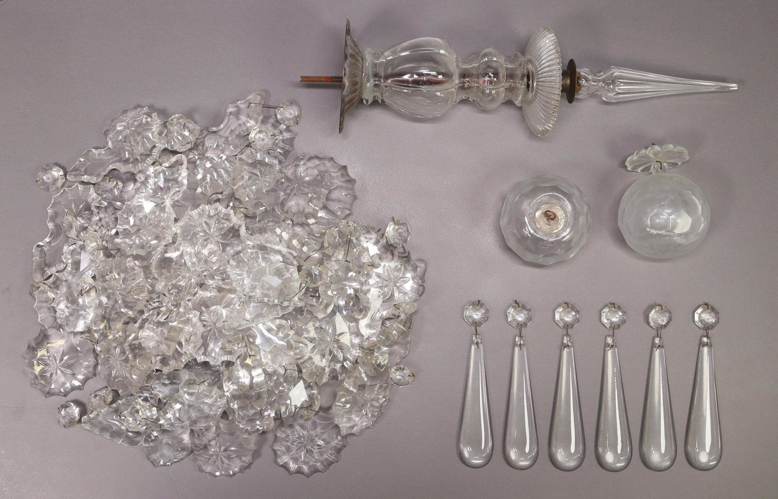 (LOT) CHANDELIER PARTS CRYSTAL PENDALOGUES, DROPS: (lot) Crystal chandelier parts, including pendalogues, some with cut star design, teardrops, column and spear, largest pendalogue: approx 5"l, 2.75"w; 12.25lbs total Start Price: $100.00