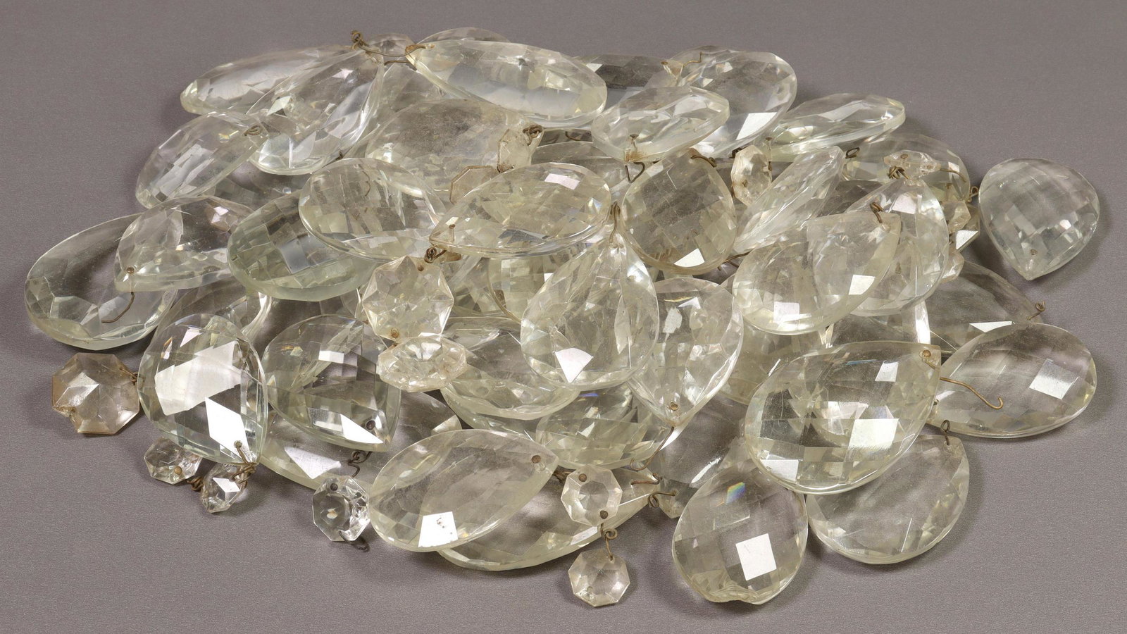 (LOT) CUT CRYSTAL CHANDELIER PENDALOGUES & DROPS: (lot) Italian cut crystal chandelier pendalogues and drops, parts and pieces, including: faceted teardrop pendalogues, some with top bead, hexagonal beads, some with chips and losses, largest: approx 