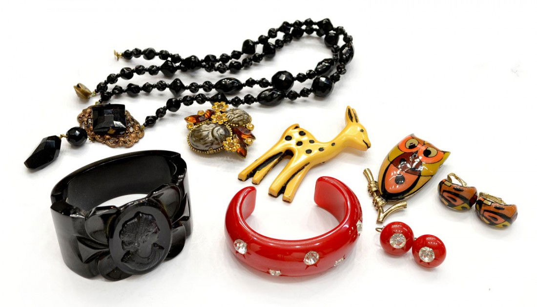 EISENBERG ENAMELED OWL & OTHER FASHION JEWERLY: (lot of 5) Vintage and antique fashion jewelry: (3pc) Eisenberg enameled owl pendant and clip earrings in matching colors, minor wear/scratches, pendant: 2.75"l, .25"l; (1) black faceted bead necklace