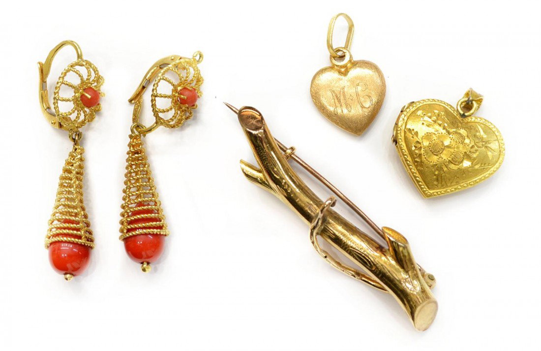 (3) 18KT GOLD ESTATE JEWELRY, CHARMS & BROOCH: (lot of 5) Estate jewelry group in 18kt gold, comprising: (2) 18kt heart charms, one being a locket, largest: .75"l, 8.14 grams; (1) 18kt gold brooch in the form of a branch, c clasp, 1.75"l; 13.47 gr