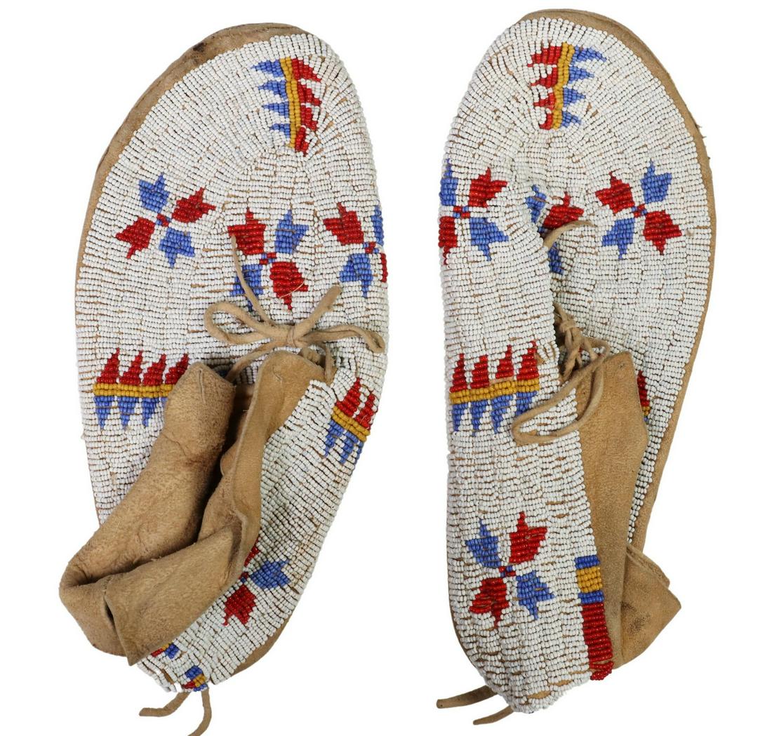 (PAIR) NATIVE AMERICAN CHEYENNE BEADED MOCCASINS (1 of 2)