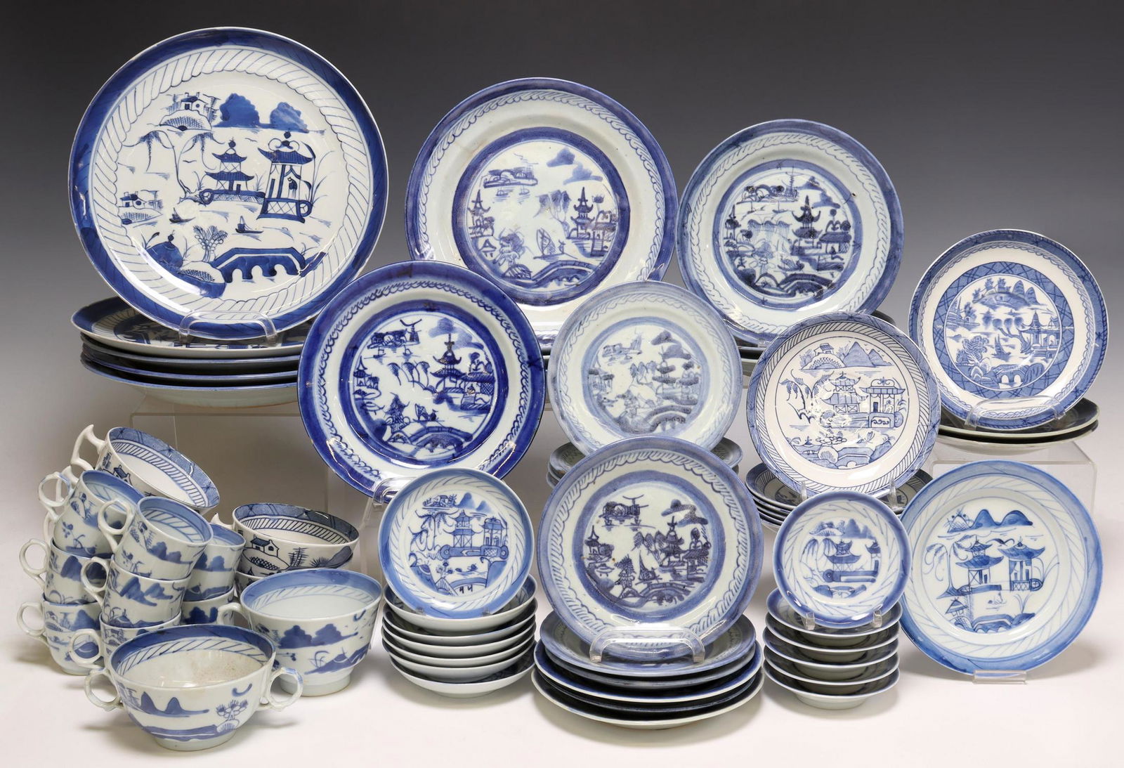 CANTON EXPORT PORCELAIN TABLE ARTICLES, ASSEMBLED (1 of 11)