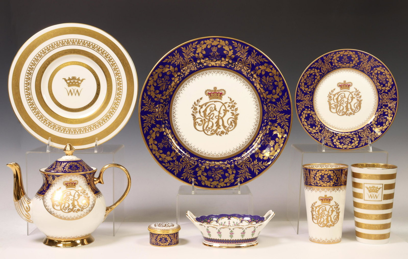 (8) THE ROYAL COLLECTION BONE CHINA TABLE ITEMS: (lot of 8) English Royal Collection parcel gilt bone china commemorative items, including: (5) "The King's China" pattern, comprising: (one) charger, limited edition 218/1,000, approx 12.5"diam, (one)
