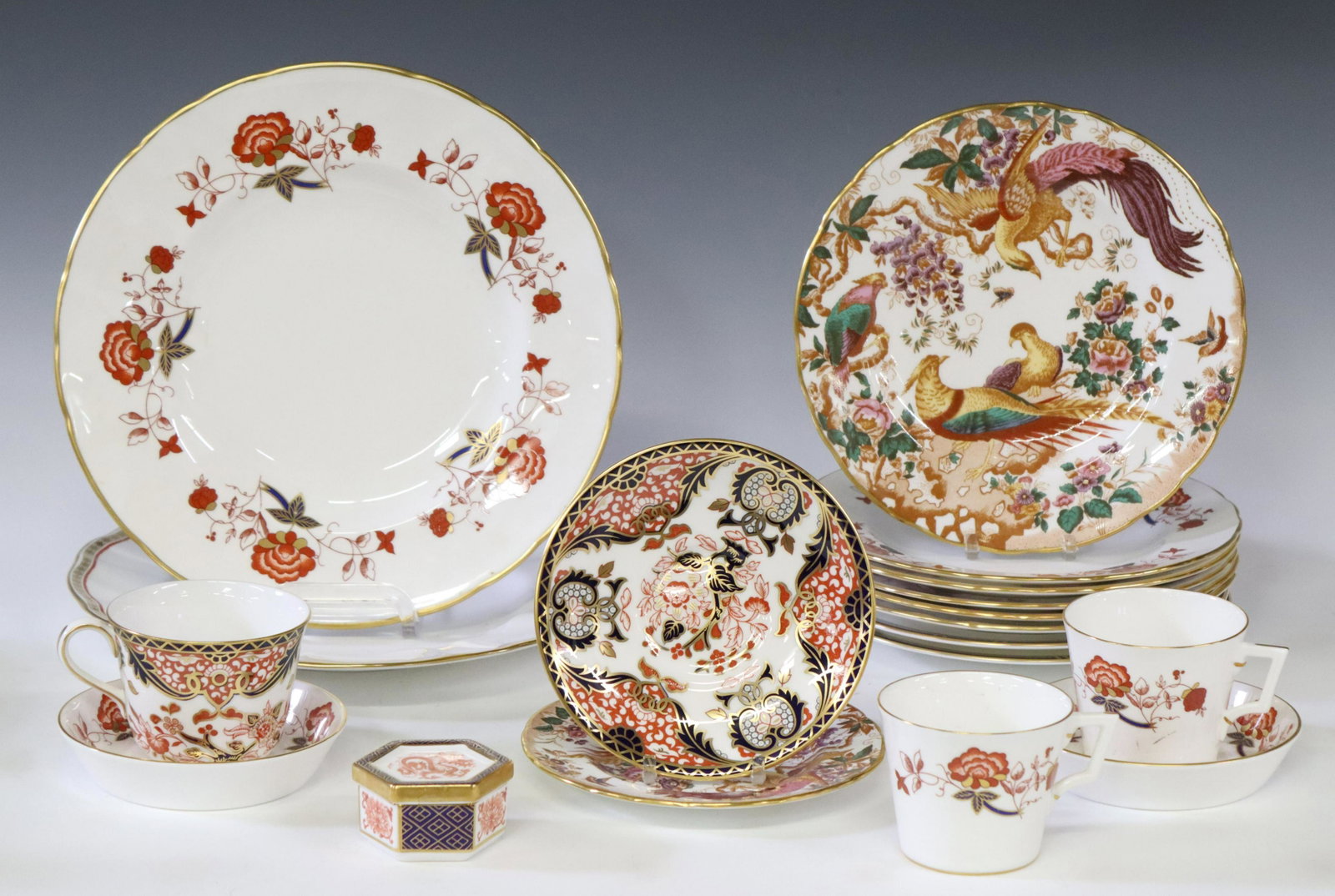 18) ENGLISH ROYAL CROWN DERBY BONE CHINA TABLEWARE: (lot of 18) English bone china tableware, Royal Crown Derby, assembled, parcel gilt trim, each with maker's mark underfoot, including: (9) in the "Bali" pattern, (two) flat cups, approx 2.5"h, 3"diam;
