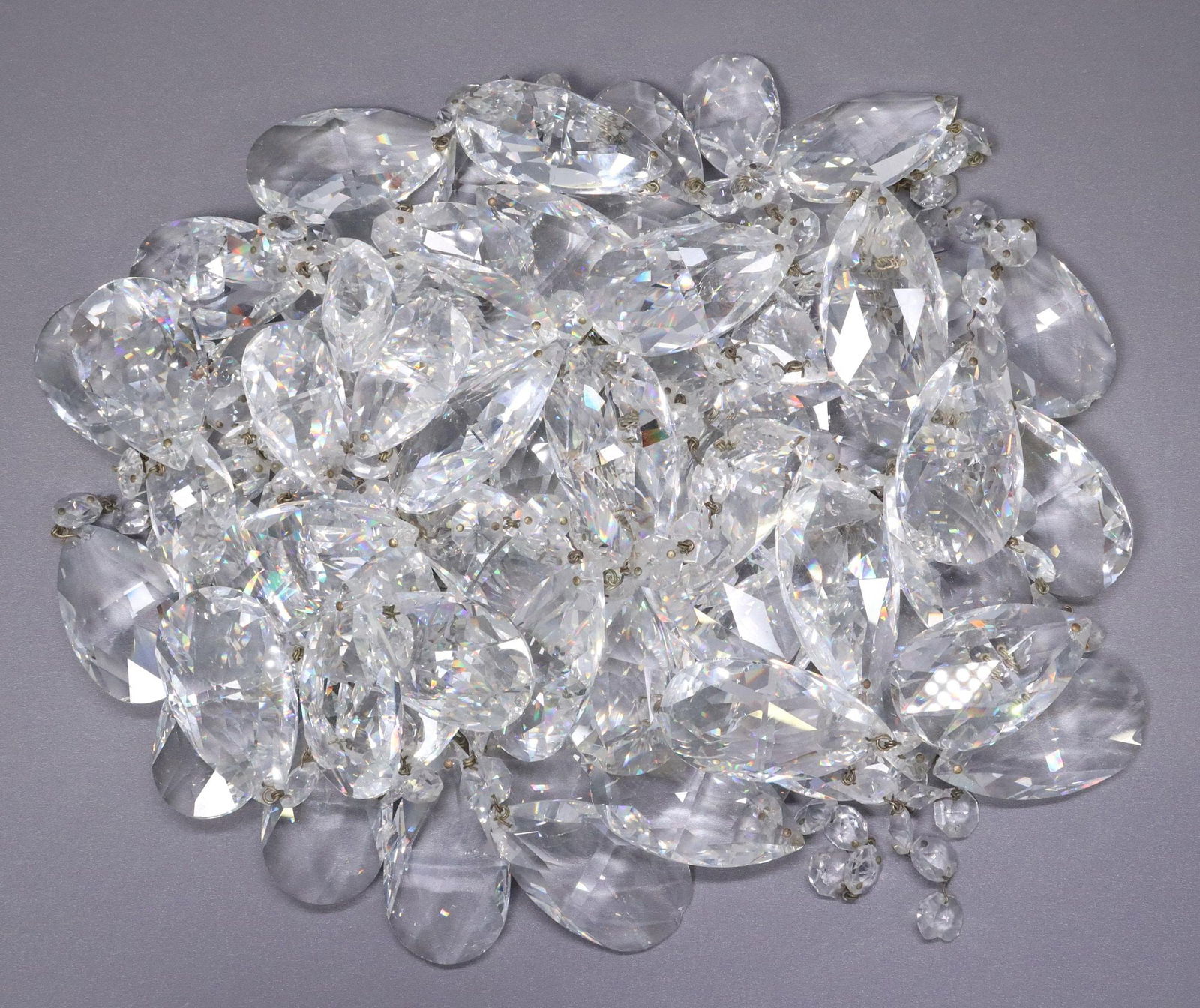 (LOT) CRYSTAL CHANDELIER PRISIMS & BEADS (1 of 2)