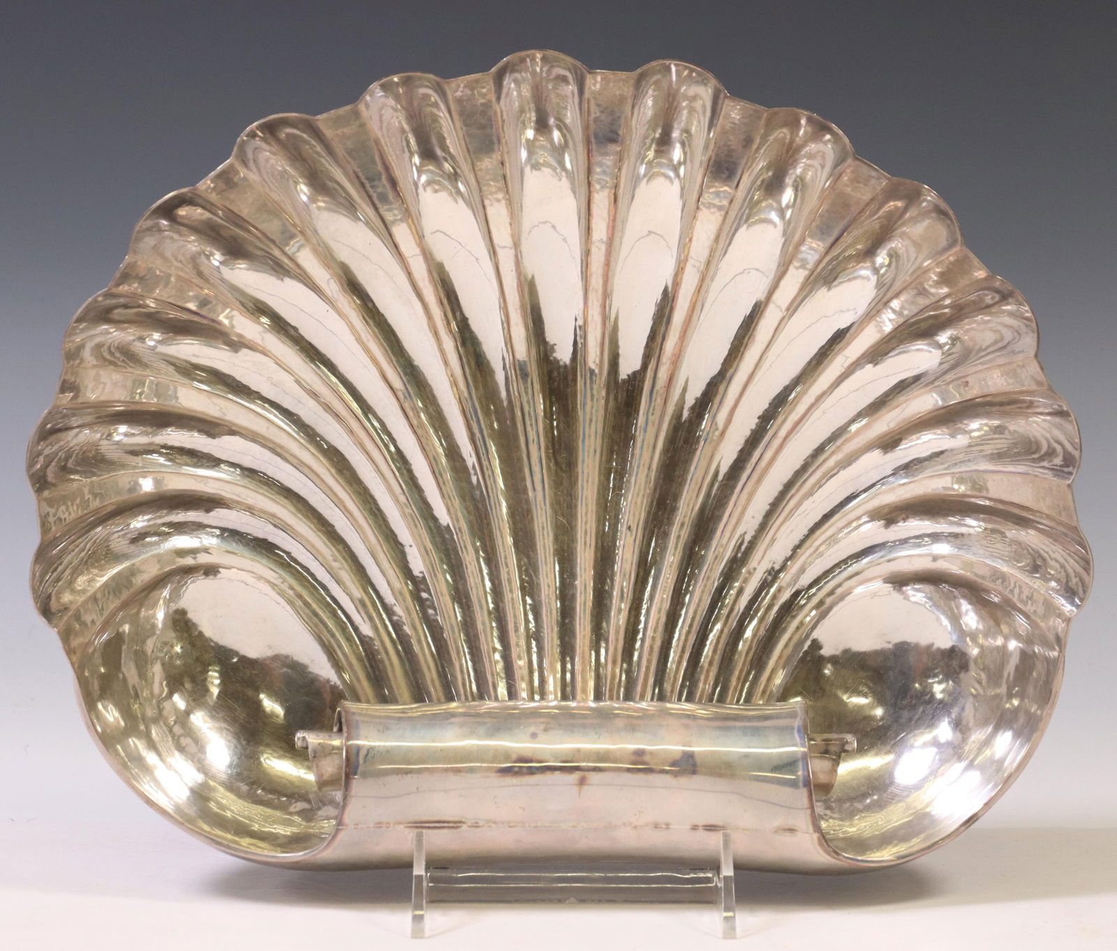 LARGE ITALIAN BUCCELLATI STERLING SHELL-FORM BOWL (1 of 5)