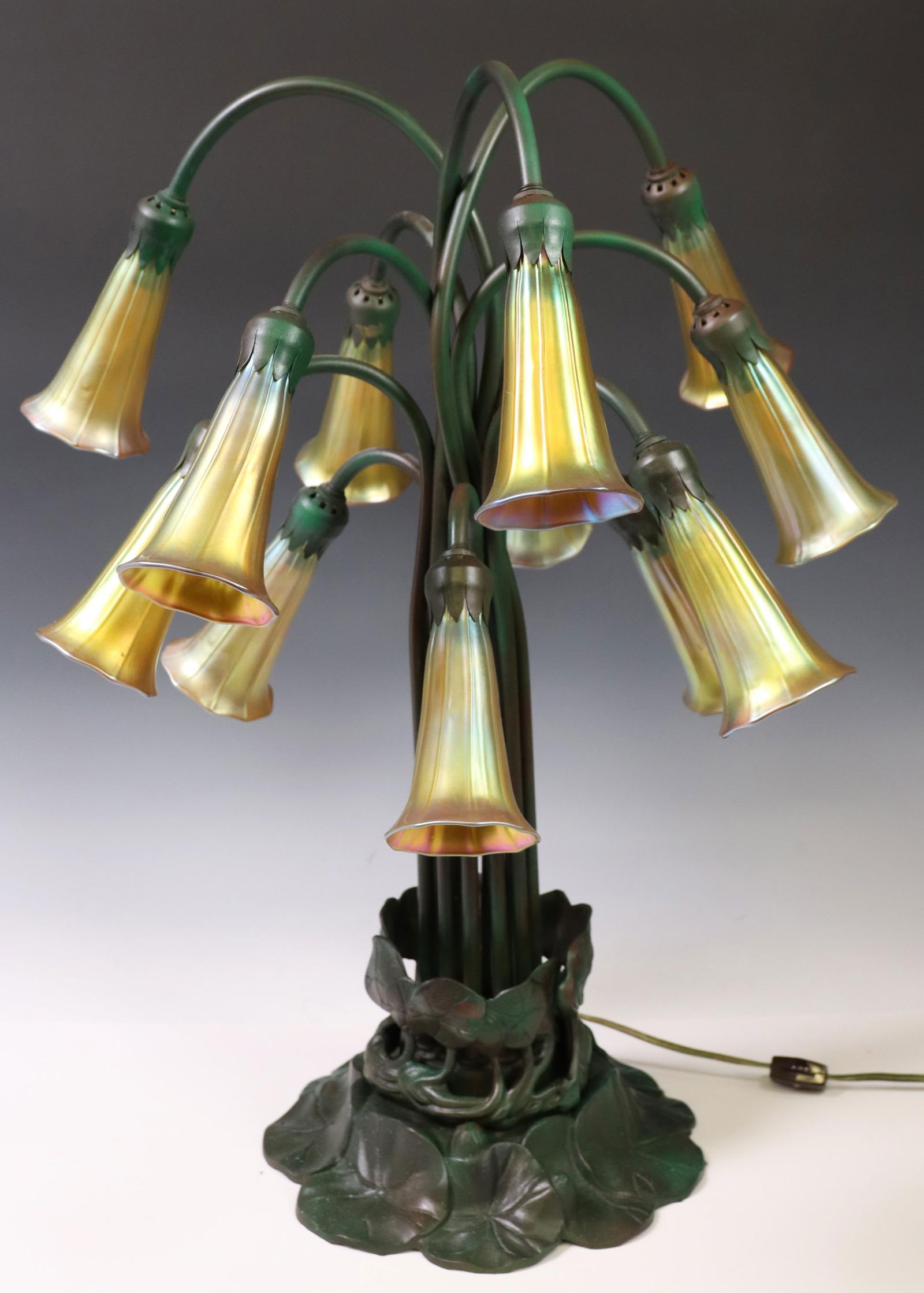 LARGE TIFFANY STYLE LILY PAD BRONZE TABLE LAMP (1 of 3)