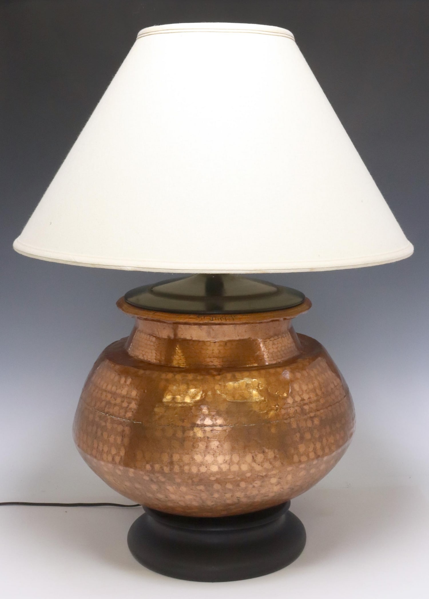 HAND-HAMMERED COPPER VASE TABLE LAMP (1 of 4)
