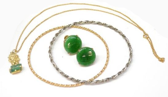 VINTAGE 18KT, 14KT GOLD, JADE & EMERALD JEWELRY: (lot) Collection of ladies estate gold, stone and other jewelry: (pair) jade and 10kt gold earrings having screw backs, approx .60"diam; (1) 14kt gold chain hung with (1) small 18kt Mayan figural pend
