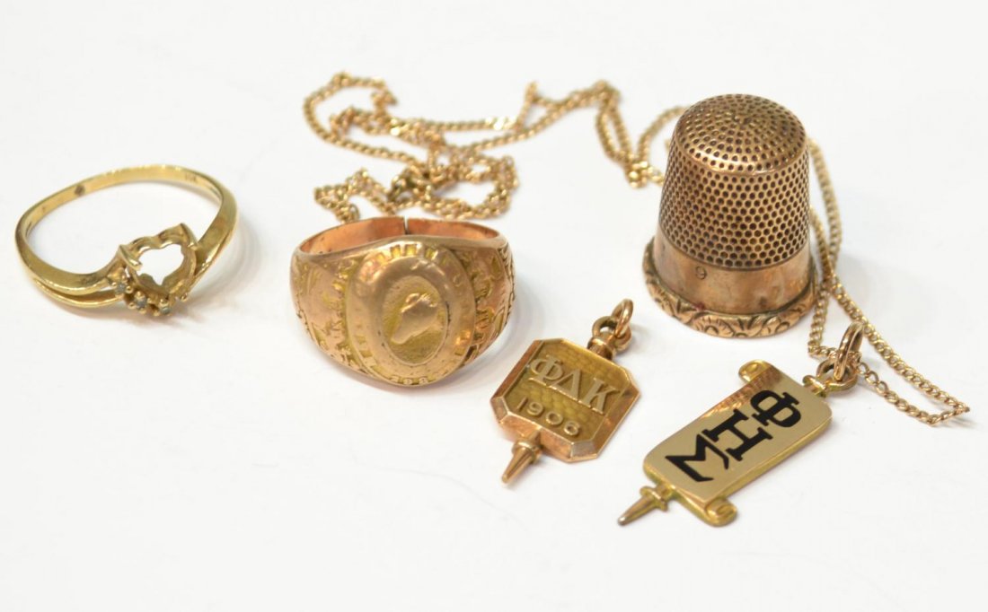 (5) VINTAGE & SCRAP 10KT GOLD JEWELRY GROUP: (lot) Vintage 10kt gold jewelry group comprising (1) worn class ring ?1931? having broken shank, (1) damaged gold ring missing stones, (1) fraternal 1906 charm, (1) necklace and fraternal pendant, cha