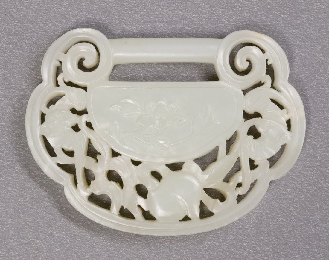 LARGE CHINESE CARVED JADE LOCK-SHAPED PLAQUE (1 of 2)