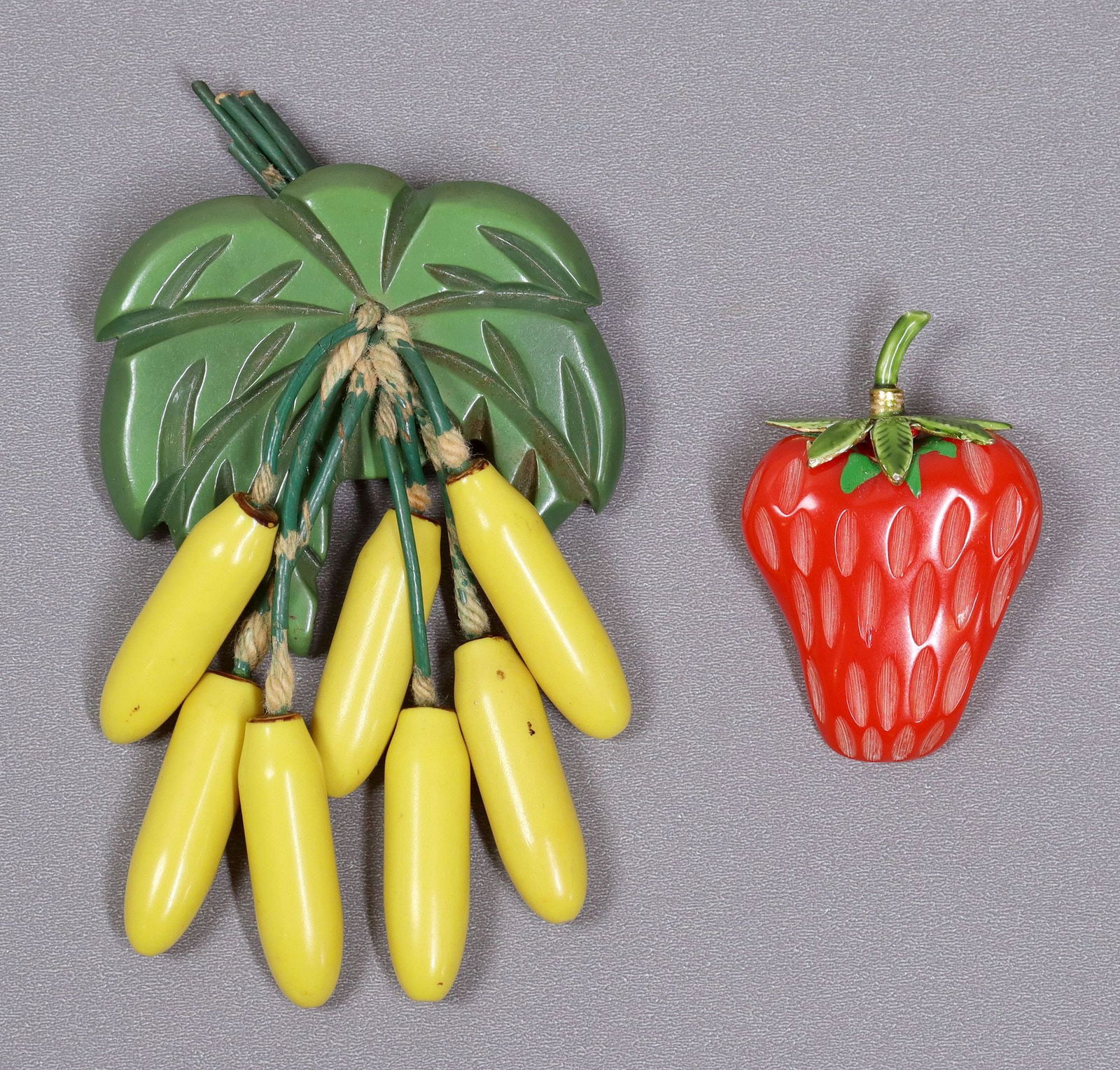 (2) VINTAGE FRUIT-FORM BAKELITE BROOCHES (1 of 3)
