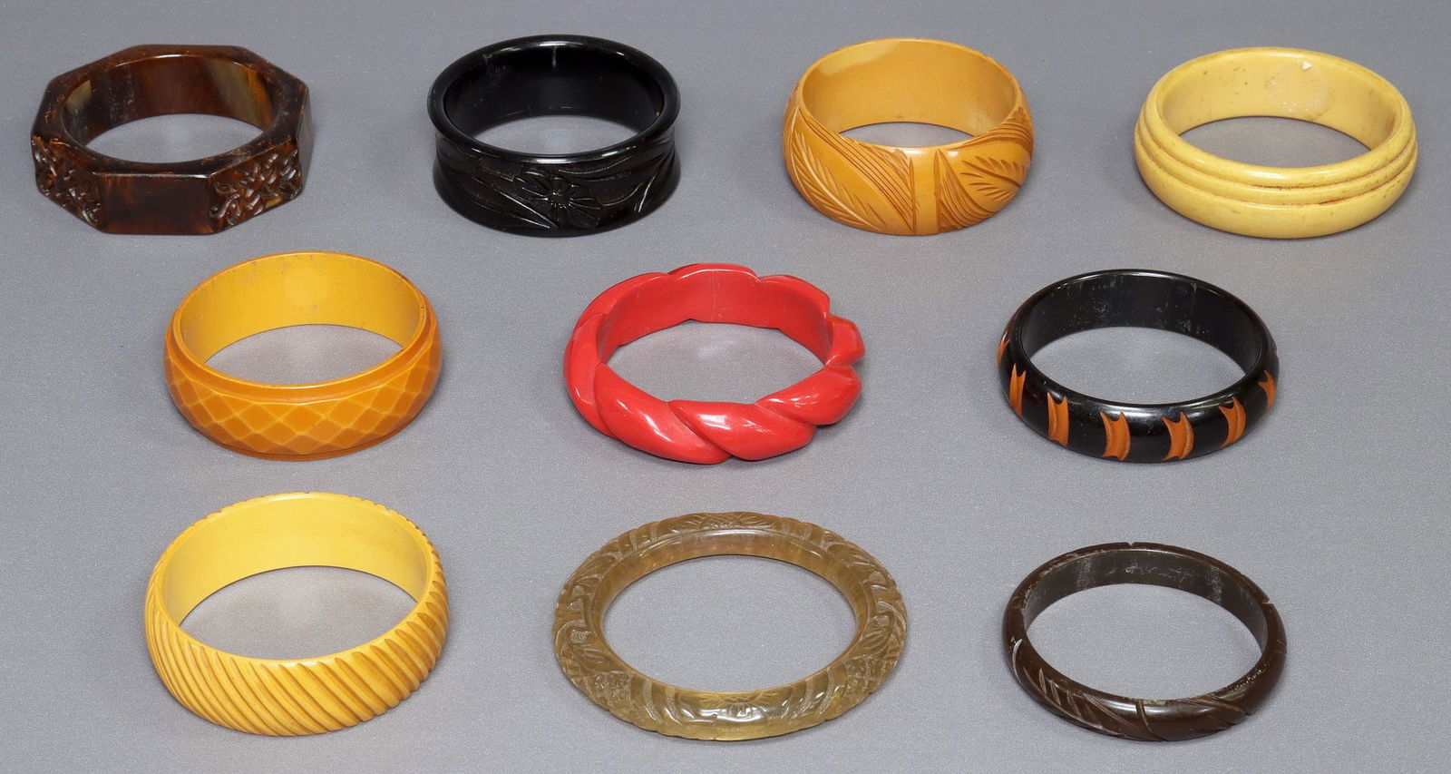 (10) VINTAGE CARVED BAKELITE BANGLE BRACELETS (1 of 2)