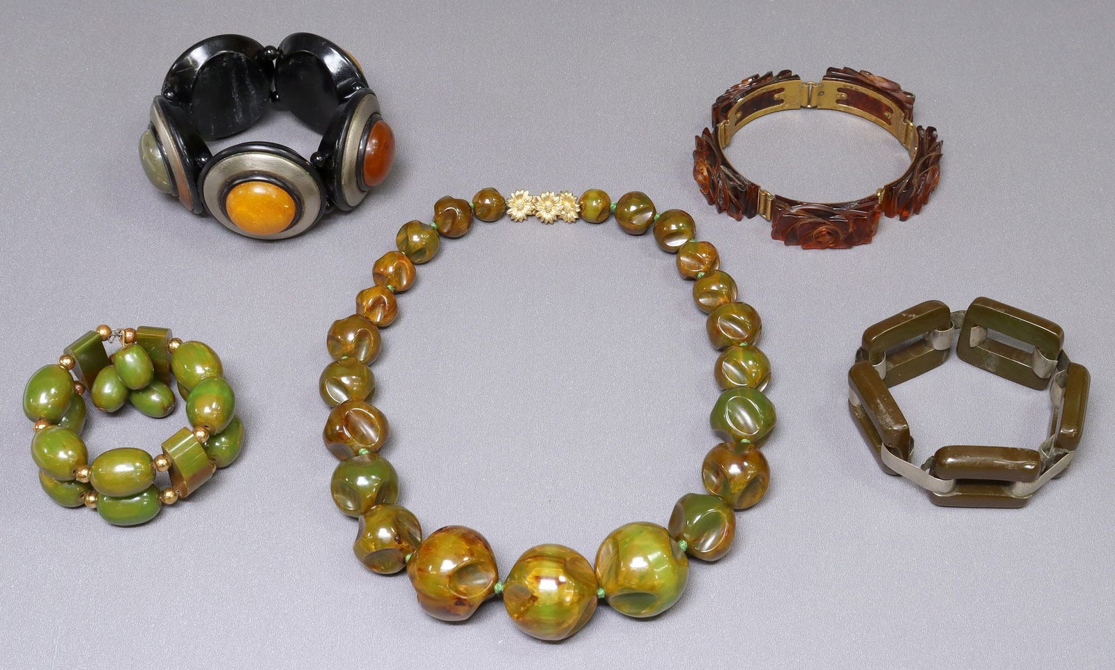 (5) VINTAGE BAKELITE & OTHER PLASTIC NECKLACE & BRACELETS (1 of 3)